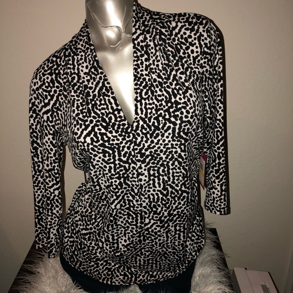⭐️ NWT Vince Camuto printed 3/4 blouse printed